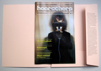 Haarscherp / De Nooy Feministies fototijdschrift uit 1977 uitgeven door fotoverzamelaar Arjan de Nooy. Het blad is gevat in een lichtroze map die tevens een inlevel bevat waarin De Nooy verhaalt hoe hij jaren geleden bij een drukkerij in Schiedam de verloren gewaande oplage van Haarscherp ontdekte, een blad dat nooit is uitgegeven, maar wel blijkt te zijn gedrukt en hoe hij tot het besluit