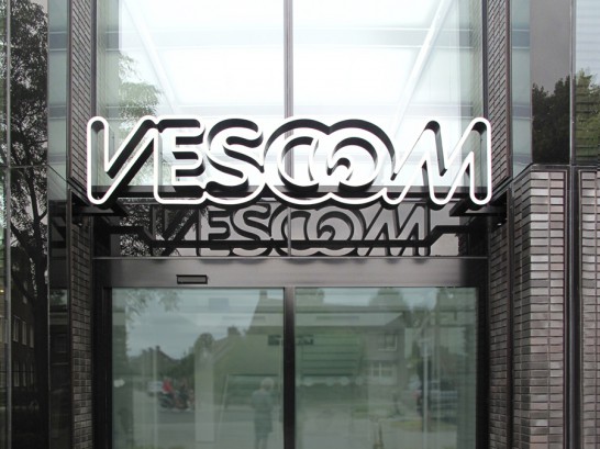 vescom lichtreclame doosletter zwevend object metalen letters